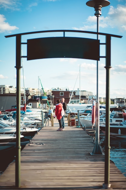 Jong koppel in jachthaven Gratis Foto