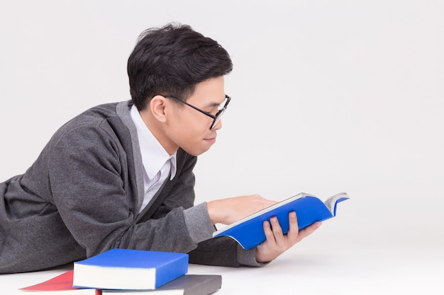 Jonge azië afgestudeerde student met toebehoren van leren. studio die op witte achtergrond is ontsproten. concept voor onderwijs Premium Foto