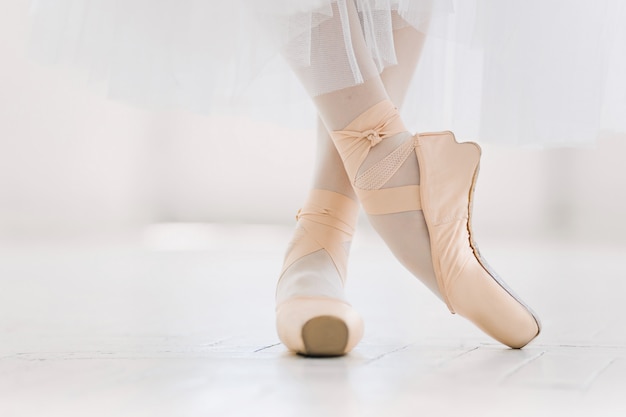 Jonge ballerina, closeup op benen en schoenen, staande in