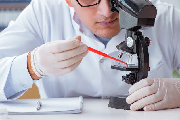 Jonge dokter doet het bloedonderzoek Premium Foto