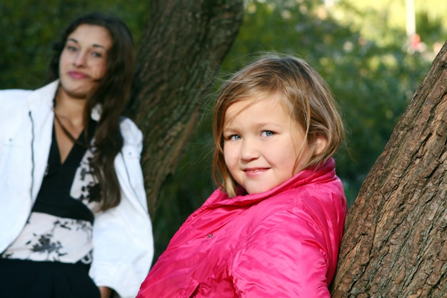 Jonge familie die gezonde wandeling neemt door de herfstpark Gratis Foto