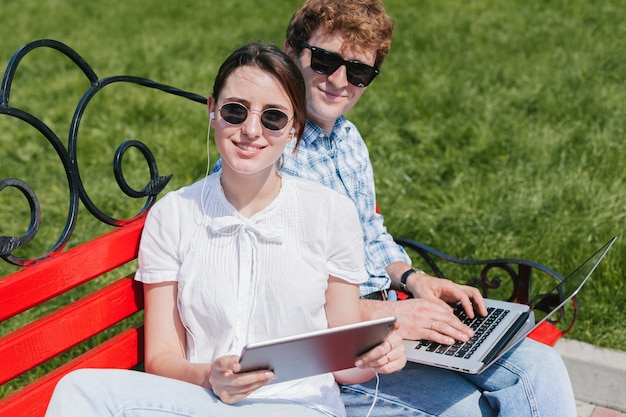 Jonge freelancers die in het park werken Gratis Foto