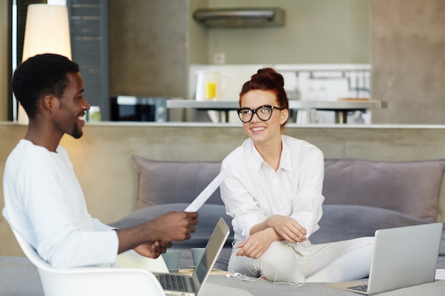 Jonge freelancers hebben projectbespreking Gratis Foto