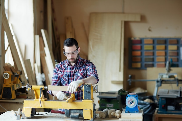 Jonge houtbewerker Gratis Foto