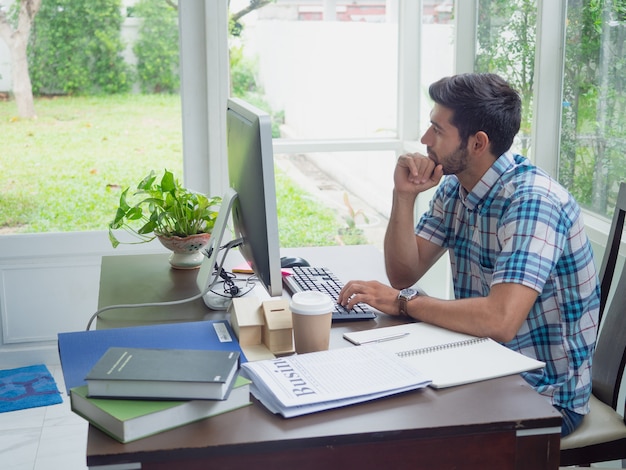 Jonge man aan het werk thuis Premium Foto