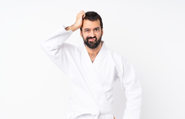 Jonge man doet karate met een uitdrukking van frustratie en niet begripvol Premium Foto