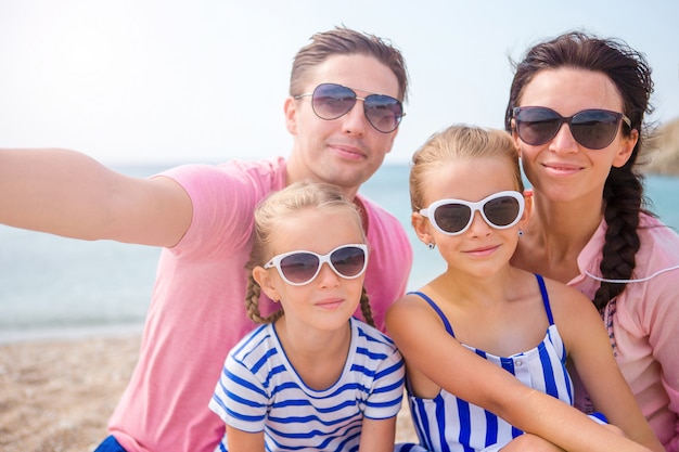 Jonge mooie familie selfie te nemen op het strand Premium Foto
