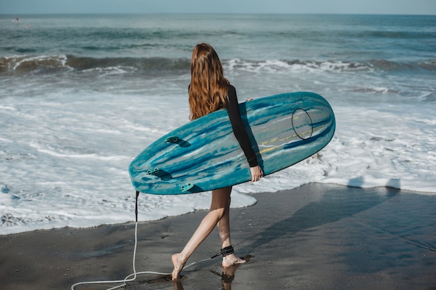 Jonge Mooie Meisje Die Zich Voordeed Op Het Strand Met Een Surfplank Vrouw Surfer Oceaan 