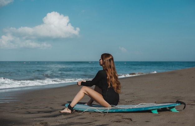 Jonge Mooie Meisje Die Zich Voordeed Op Het Strand Met Een Surfplank Vrouw Surfer Oceaan 