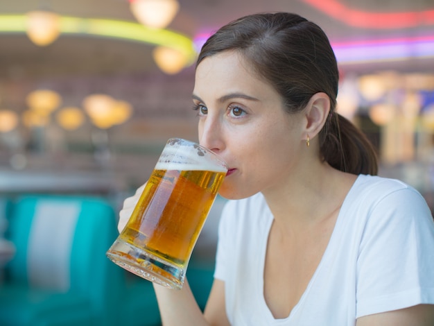 Jonge Mooie Vrouw Die Een Pint Van Bier Drinkt In Een Amerikaans Dinerrestaurant Premium Foto