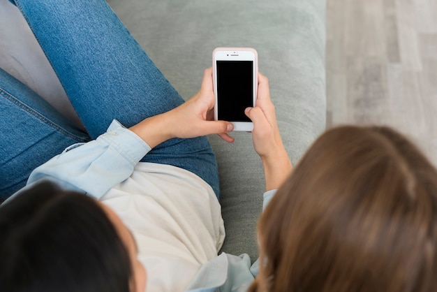 Jonge Vrouwen Die Lege Smartphone Bekijken Gratis Foto