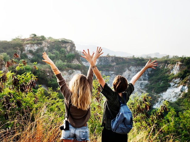 Jonge vrouwen reizen samen concept Gratis Foto