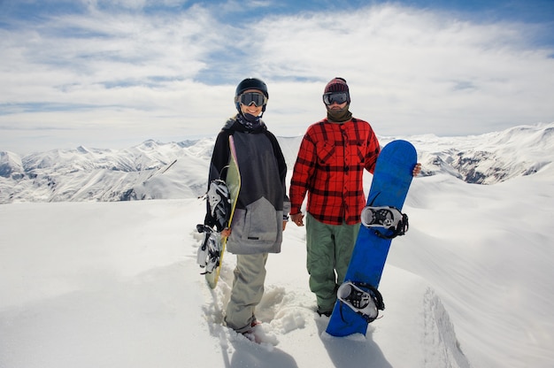 Jongen En Een Meisje In Skibril Staan Op De Sneeuw Met Snowboards Premium Foto