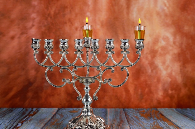 Joodse feestdag chanoeka met het aansteken van eerste kaars een traditionele kandelaar van hanukkah menorah | Premium
