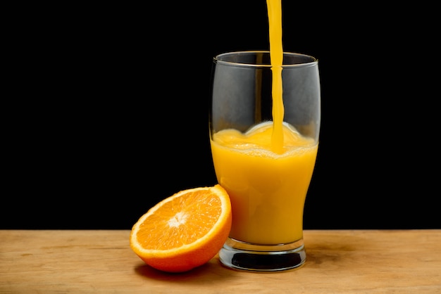  Jus  d orange in glas gieten Gratis Foto 