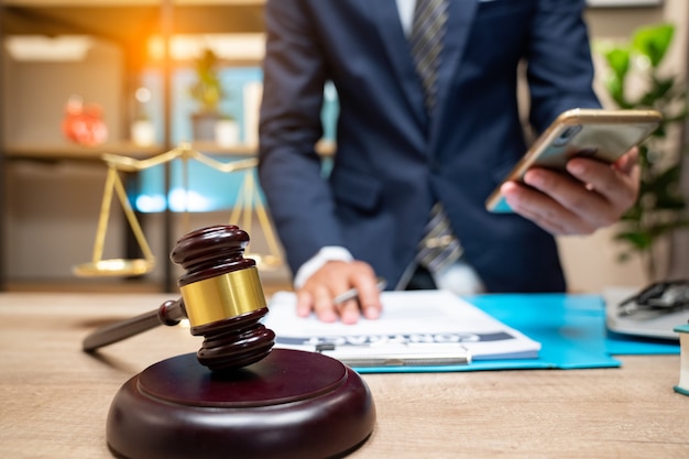 Justitie advocaten hebben een teamvergadering op het advocatenkantoor. Premium Foto