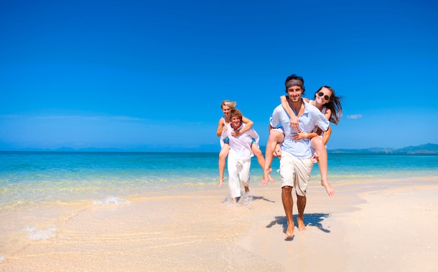Kaukasische paren op het strand Premium Foto