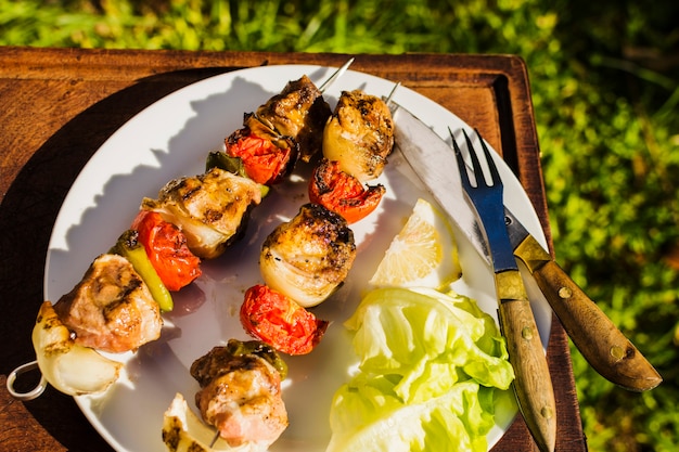 Kebab gemaakt van gegrild vlees en groenten Gratis Foto