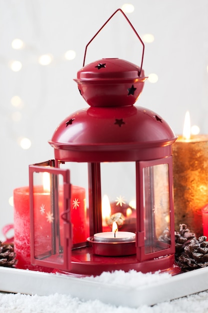 Kerst kaarsen met fir kegels, lantaarn, kerstdecoratie en ...