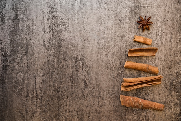 Kerstboom van schors op tafel Gratis Foto