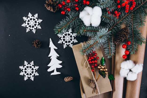 Kerstmis achtergrondlay-out op zwarte achtergrond Gratis Foto