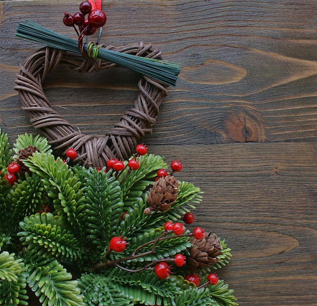 Kerstversiering op een houten achtergrond Gratis Foto