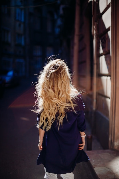 Kijk Van Achteren Naar De Blonde Vrouw Poseren In Blauw Shirt Gratis Foto 