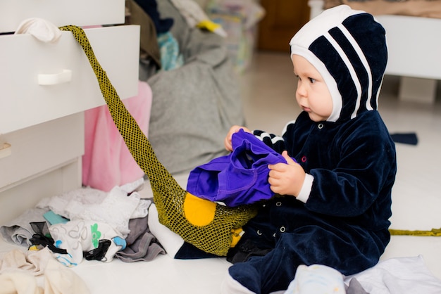 Kind gooit kleding Premium Foto