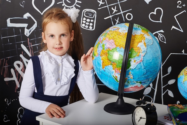 Kinderen meisjesstudent studeert op 1 september op school, laatste studiedag, wisselt tussen lessen Premium Foto
