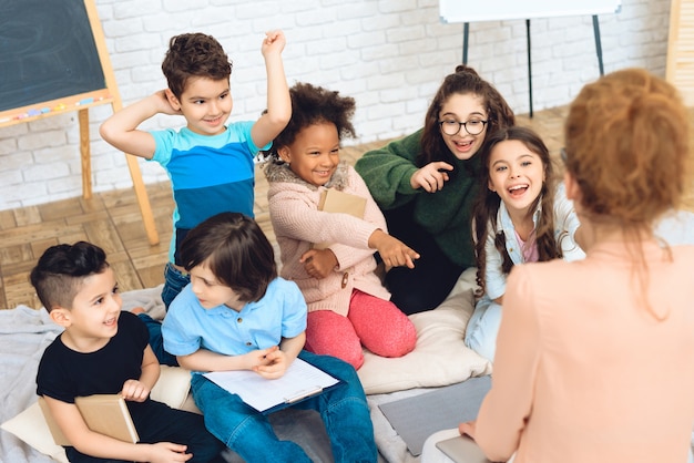 Kinderen op de lagere school zitten in de klas. Premium Foto