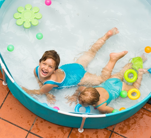 etiquette Pompeii Bevoorrecht Kinderen zwemmen in kind zwembad | Gratis Foto
