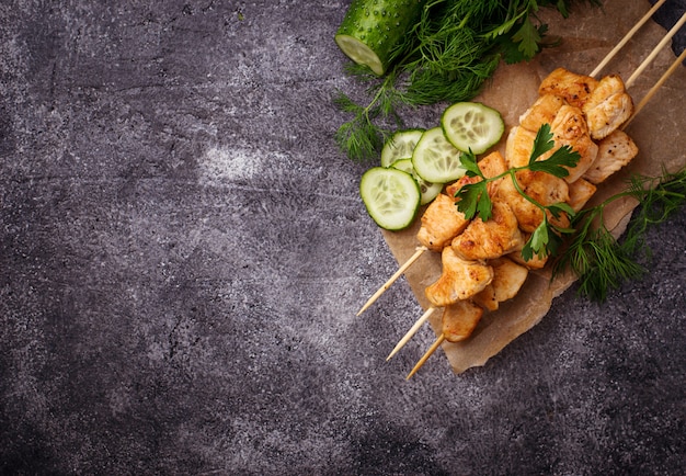 Kip shish kebab met groene salade. selectieve aandacht Premium Foto