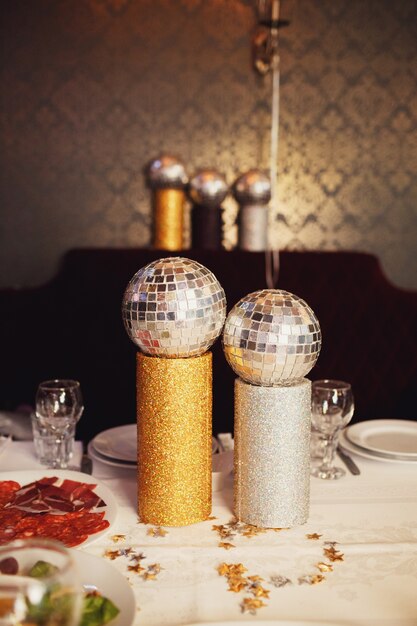 Kleine discoballen zetten buizen op tafel Gratis Foto