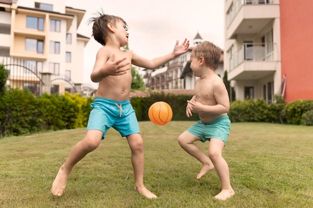 Kleine Jongens Spelen Met De Bal Gratis Foto