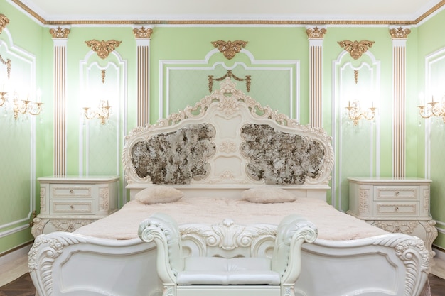 ondeugd Verfrissend streep Kleine luxe slaapkamer met ligbad en dure meubels in een chique oude  barokstijl. | Premium Foto