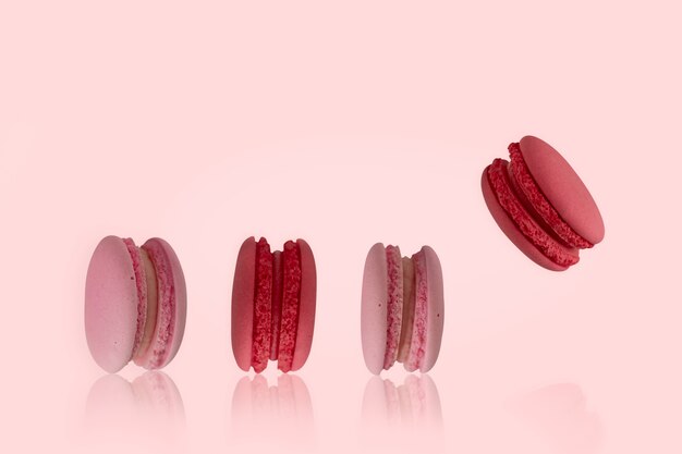 Kleurrijke bitterkoekjes op de roze achtergrond Premium Foto