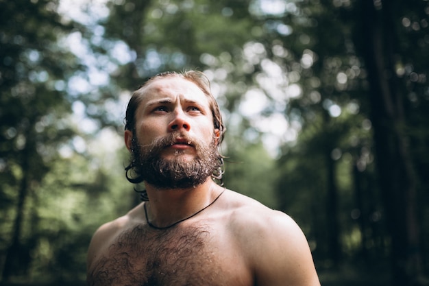 Knappe man in het bos Gratis Foto