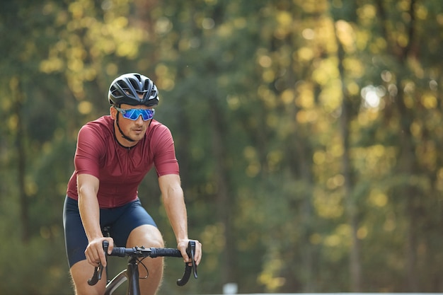 beoefenaar Denk vooruit Gorgelen Knappe sterke man fietsten buitenshuis. bebaarde wielrenner met zwarte  helm, spiegelglazen en sportkleding | Premium Foto