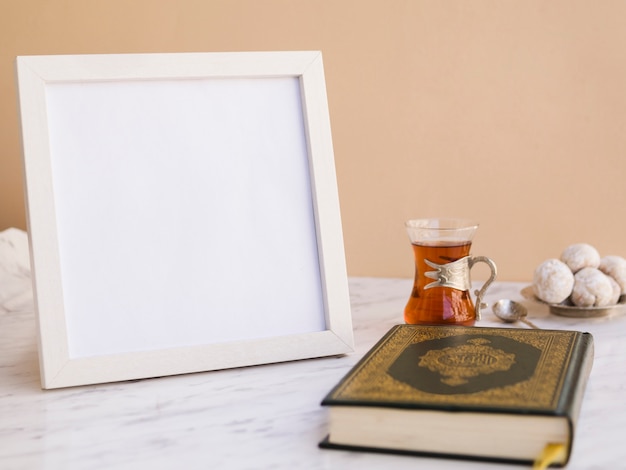 Koran Op Tafel Met Fotolijst Premium Foto