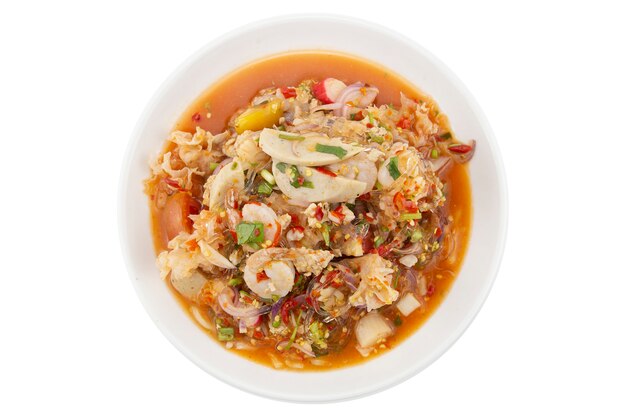 Kruidige gemengde zeevruchten of gemengde die zeevruchtensalade op wit wordt geïsoleerd. uitknippad. Premium Foto
