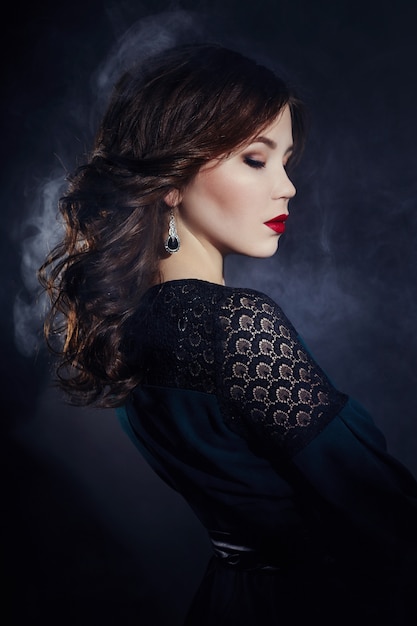 Kunstportret van een aziatische jonge donkerbruine vrouw Premium Foto