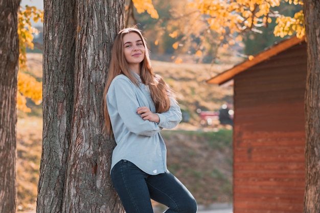 Laag hoekwijfje in pari dat zich naast boom bevindt Gratis Foto