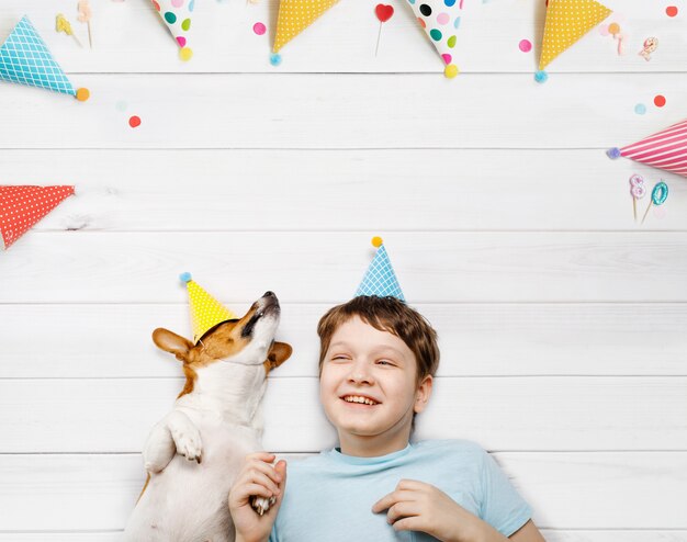Lachende kleine vrienden vieren een gelukkige verjaardag. hoge bovenaanzicht. Premium Foto