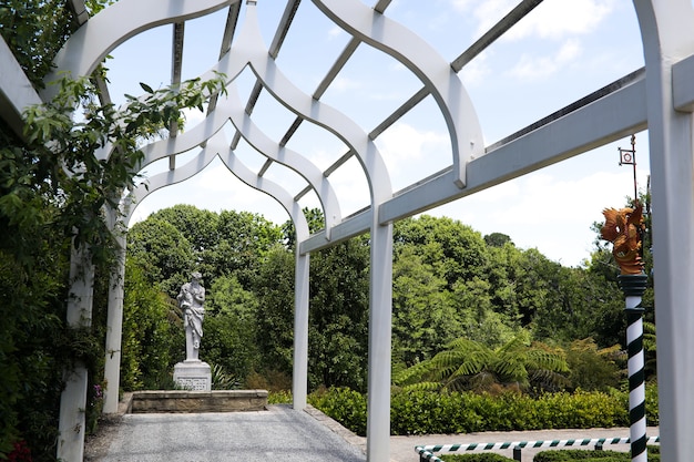 Lage hoek die van een witte houten tuinboog is ontsproten Gratis Foto