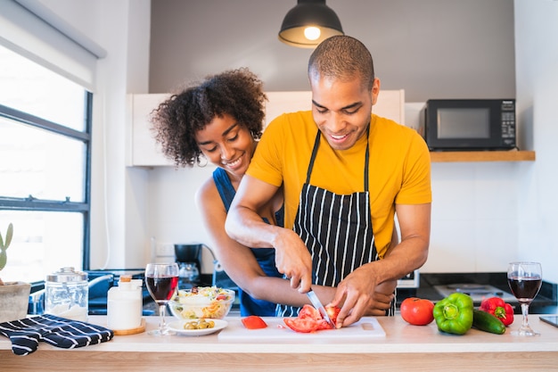 Latijnspaar koken samen in de keuken. Premium Foto