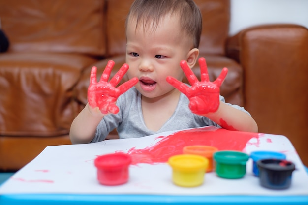 Leuke Grappige Kleine Aziatische 18 Maanden 1 Jaar Oude Peuter Baby Jongen Kind Vinger Schilderen Met Handen En Aquarellen Kind Schilderen Thuis Creatief Spel Voor Peuters Montessori Onderwijs Concept Premium Foto