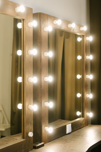 Atticus eerste Keuze Lichtgevende lampen zijn verticaal in een rij op het oppervlak van de  spiegel geplaatst, vlakbij de make-uptafel. verlichting van een spiegel in  een badkamer, copyspace | Premium Foto