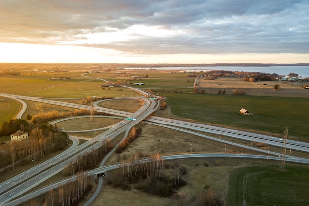 Luchtfoto van moderne snelweg weg kruispunt Premium Foto