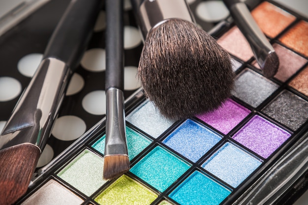 Make-up kleurrijke oogschaduwpaletten met make-upborstels Premium Foto