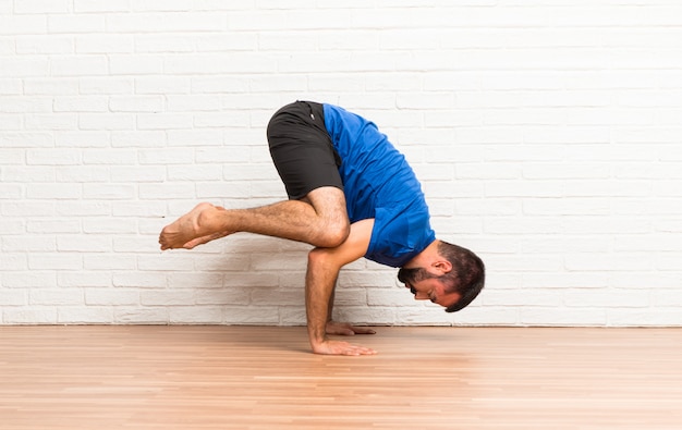 Man Doet Yoga Oefeningen Binnenshuis | Premium Foto